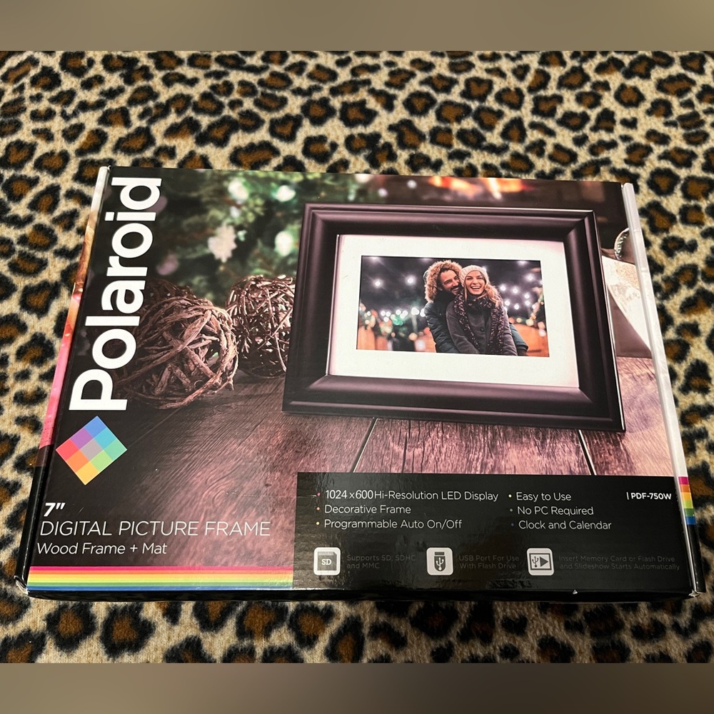 NEW in box-Polaroid 7 inch digital picture with wood frame